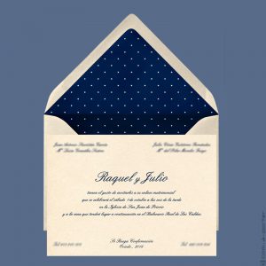 Invitación de Boda en Oviedo con sobre forrado de lunares con fondo azul marino