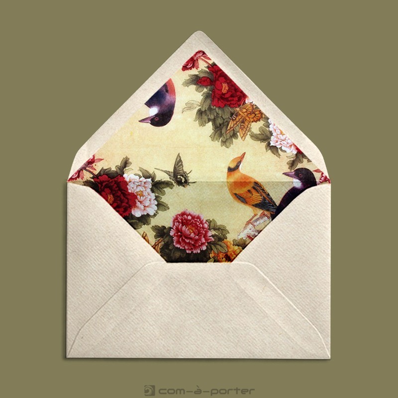 Diseño de sobre forrado con estampado floral para invitación personal