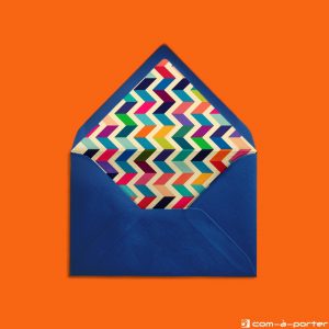 Diseño de sobre forrado azul noche con estampado geométrico multicolor para Invitación de Boda