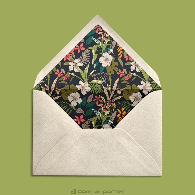 Diseño de sobre forrado verjurado beige con fondo tropical de flores para Invitación de Boda