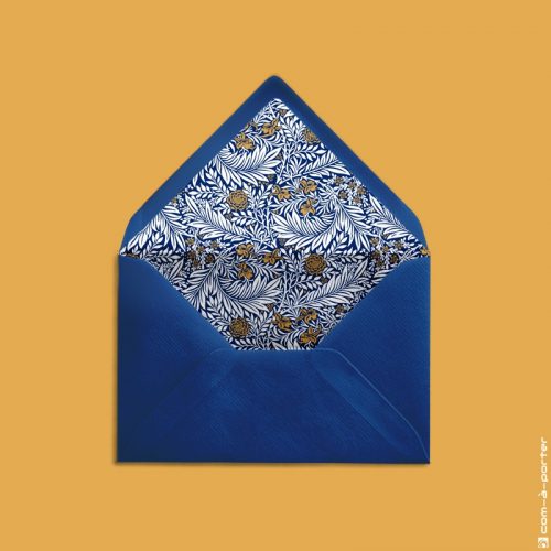 Diseño de sobre forrado azul noche con fondo vintage floral para Invitación de Boda